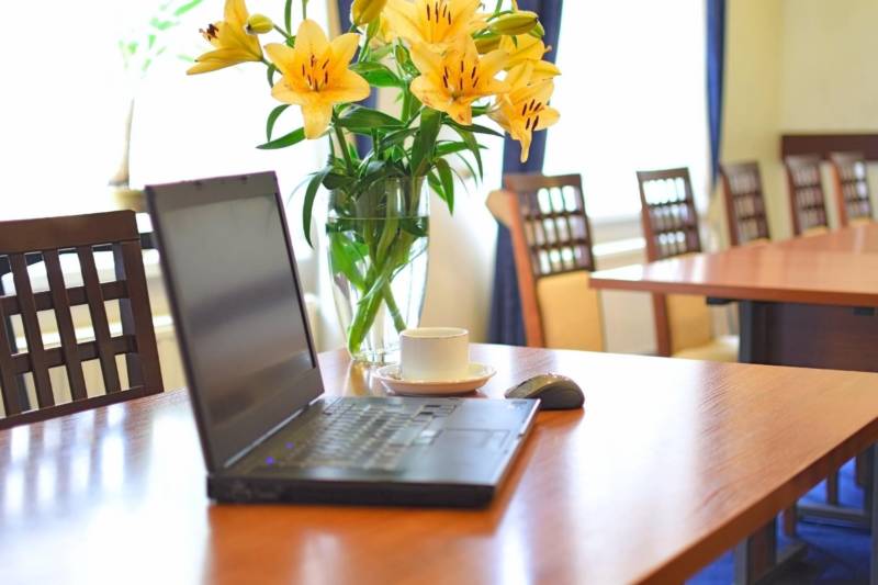 everyday-flowers-on-a-worktable-800x533